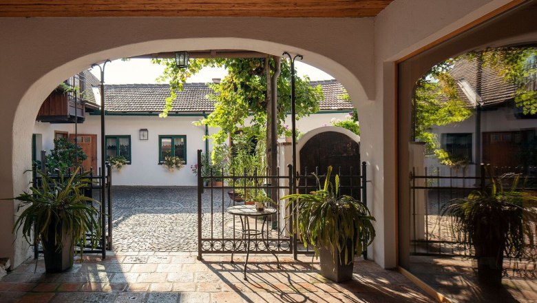 innenhof_eingang_c_urbanushof-_-leonhard-hilzensauer_preview, © Leonhard Hilzensauer innenhof_eingang_c_urbanushof-_-leonhard-hilzensauer_preview, © Leonhard Hilzensauer