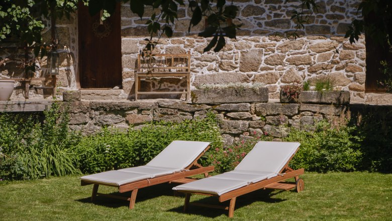 Liegen im Innenhof, &copy; Mathias Lixl / lixl.com