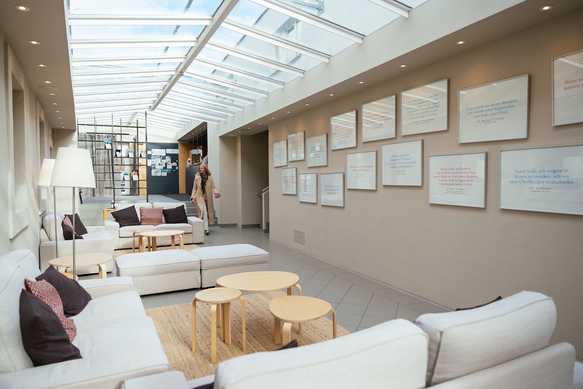 Gini Czernin im Aufenthaltsbereich des Kloster Pernegg: eine gemütliche Sitzecke und eine Teebar laden zum Verweilen ein.