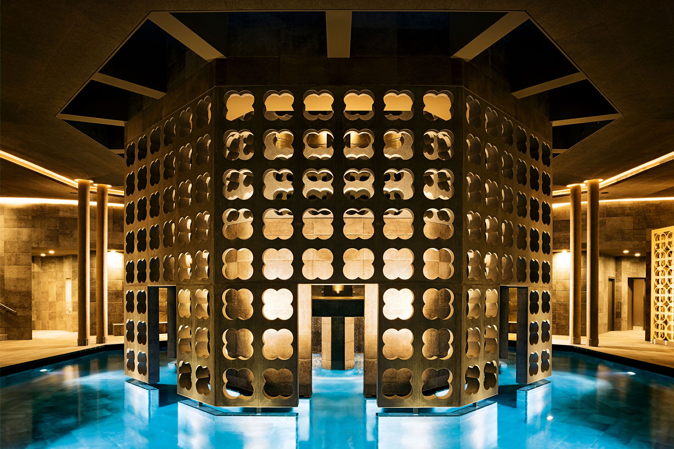 Innenansicht des SILENTSPA der Therme Laa mit beleuchteten, dekorativen Wänden und einem Wasserbecken.