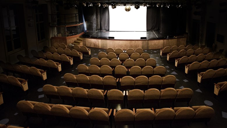 Gro&szlig;er Saal mit B&uuml;hne