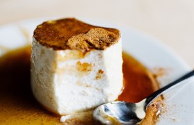 Ein köstliches Gupferl aus Schafkäse und Frischkäse, verfeinert mit Zimt, Waldhonig und knusprigen Walnüssen, lädt zu einer genussvollen Pause ein. Die harmonische Kombination der Aromen verspricht ein unvergessliches Geschmackserlebnis inmitten der malerischen Wiener Alpen.