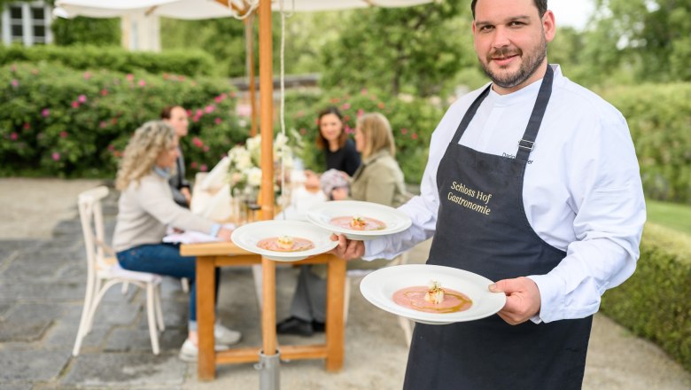 K&uuml;chenchef serviert Speisen