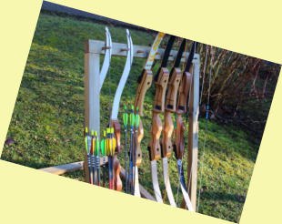 Ein St&auml;nder mit mehreren B&ouml;gen und Pfeilen auf einer Wiese.