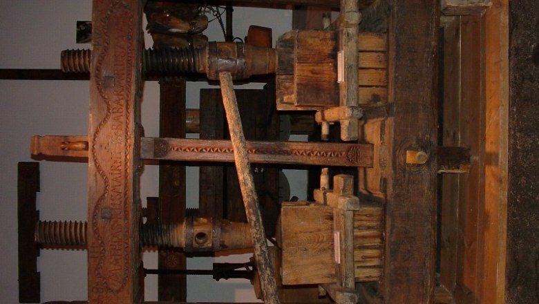 Alte hölzerne Mostpresse im Museum ausgestellt.