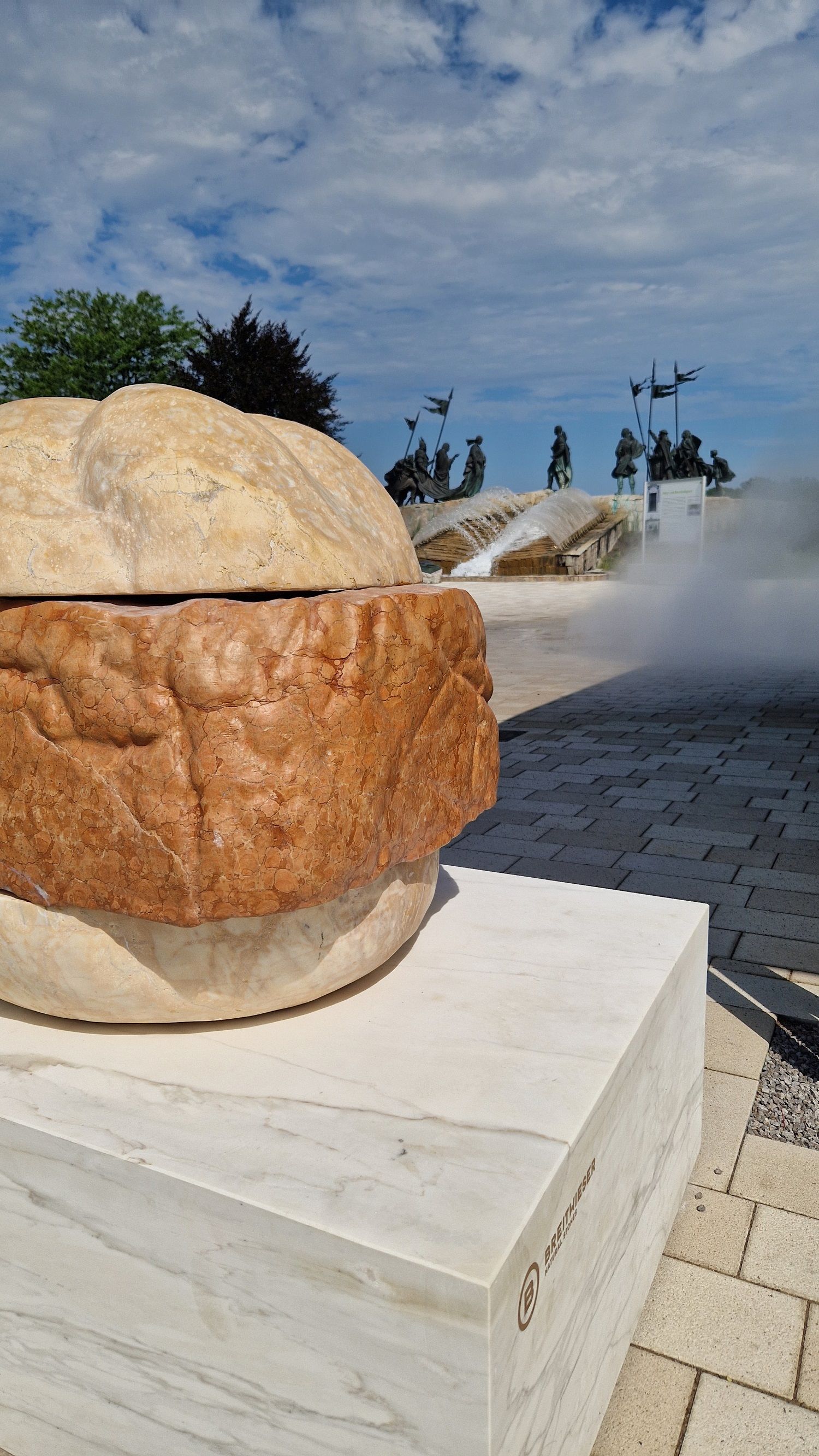 Leberkässemmel Statue vor Imbisstand Hans Wurst  im Hintergrund Nibelungenbrunnen