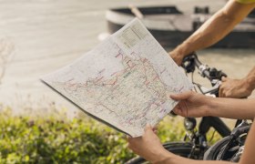 Die Radkarte immer mit dabei ..., &copy; Donau Nieder&ouml;sterreich/Andreas Hofer