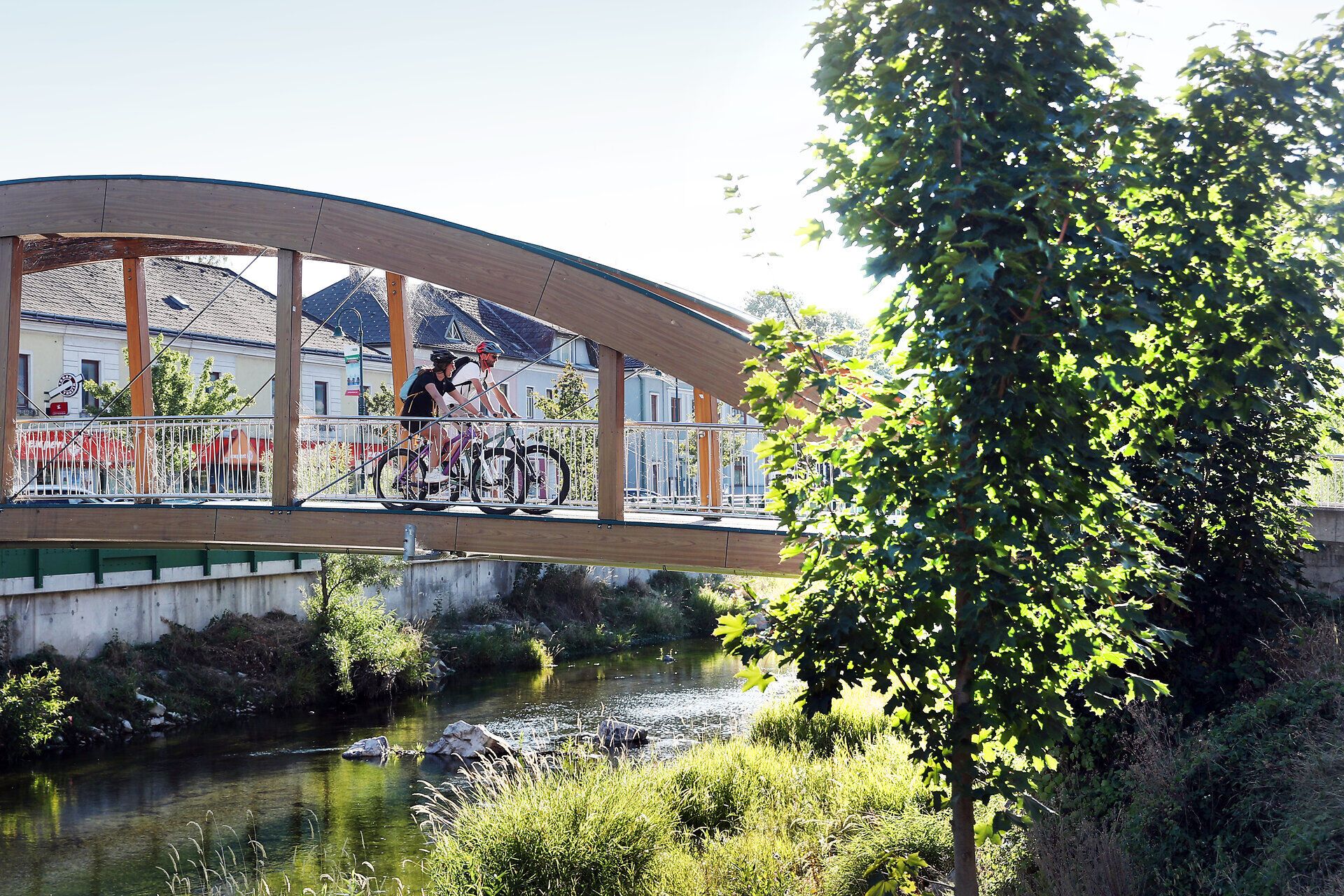 Radfahrende fahren über eine Brücke.