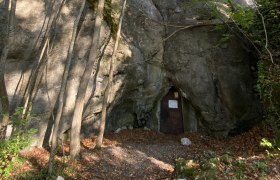 Der Eingang zur Merkensteiner Höhle ist heute durch eine Eisentür verschlossen, © ARDIG