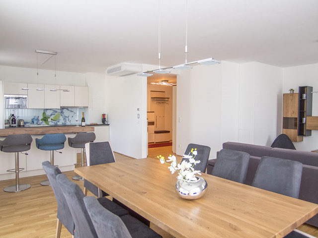 gemütliches Wohnesszimmer mit Esstisch für bis zu 6 Personen