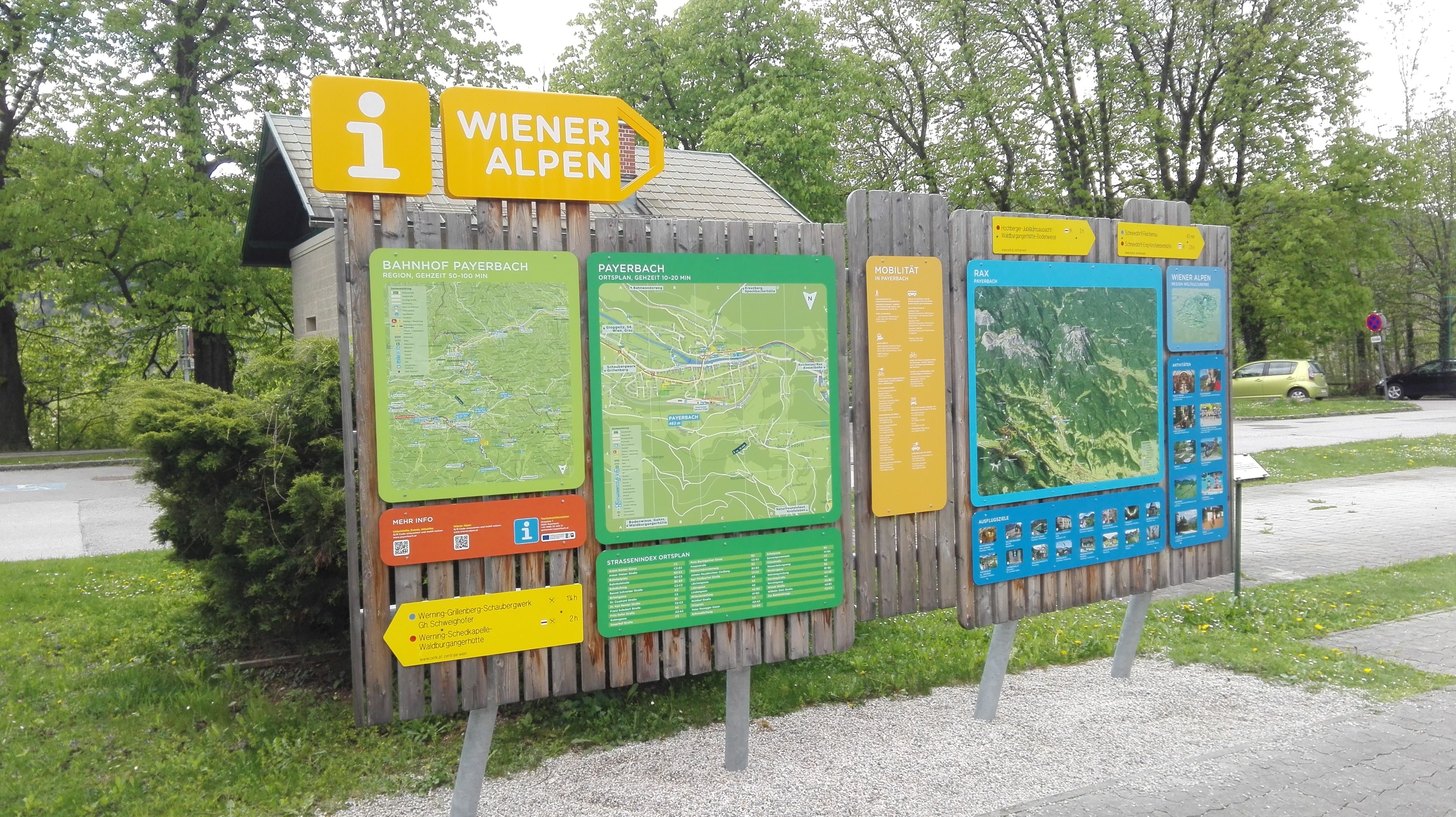 Informationstafeln am Wanderstartplatz Payerbach mit Karten und Wegweisern zu den Wiener Alpen.