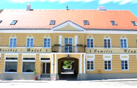 Gelbes Gebäude mit rotem Dach und Schriftzug 'Gasthof-Hotel Familie Klapka'.