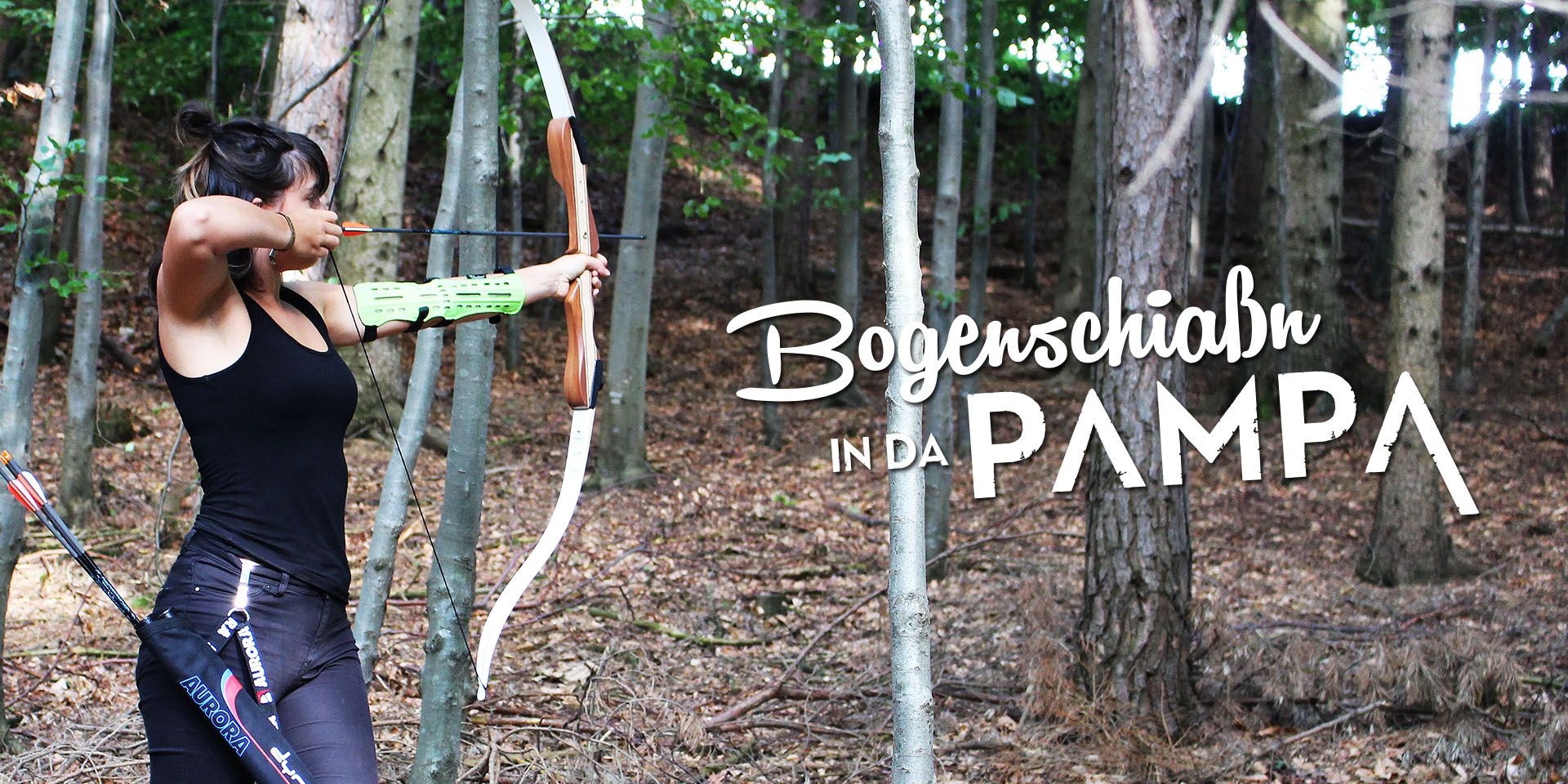 Eine Frau schießt mit einem Bogen im Wald. Der Text "Bogenschiaßn in da Pampa" ist eingeblendet.