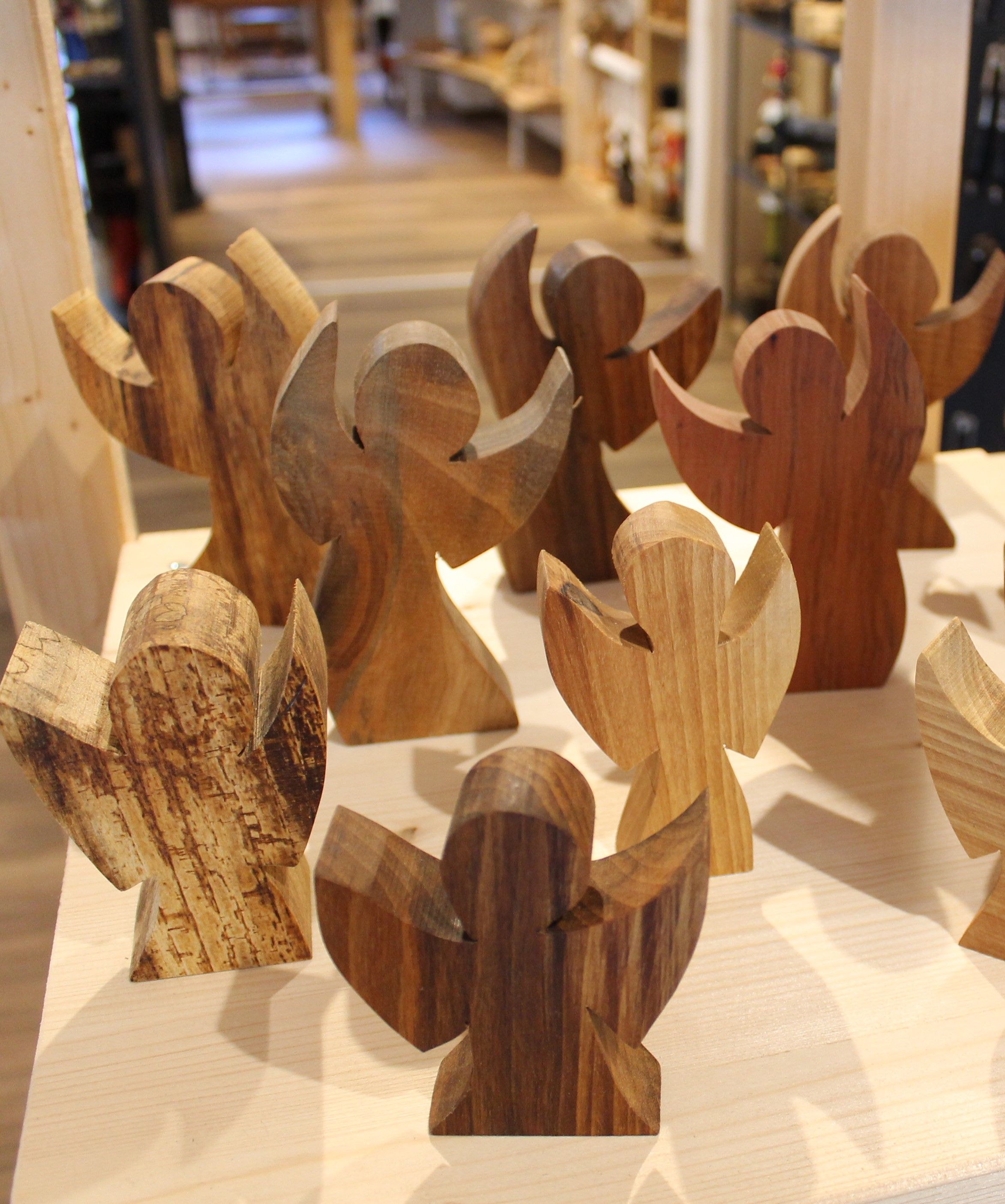 Holzengel auf einem Tisch in einem Geschäft.