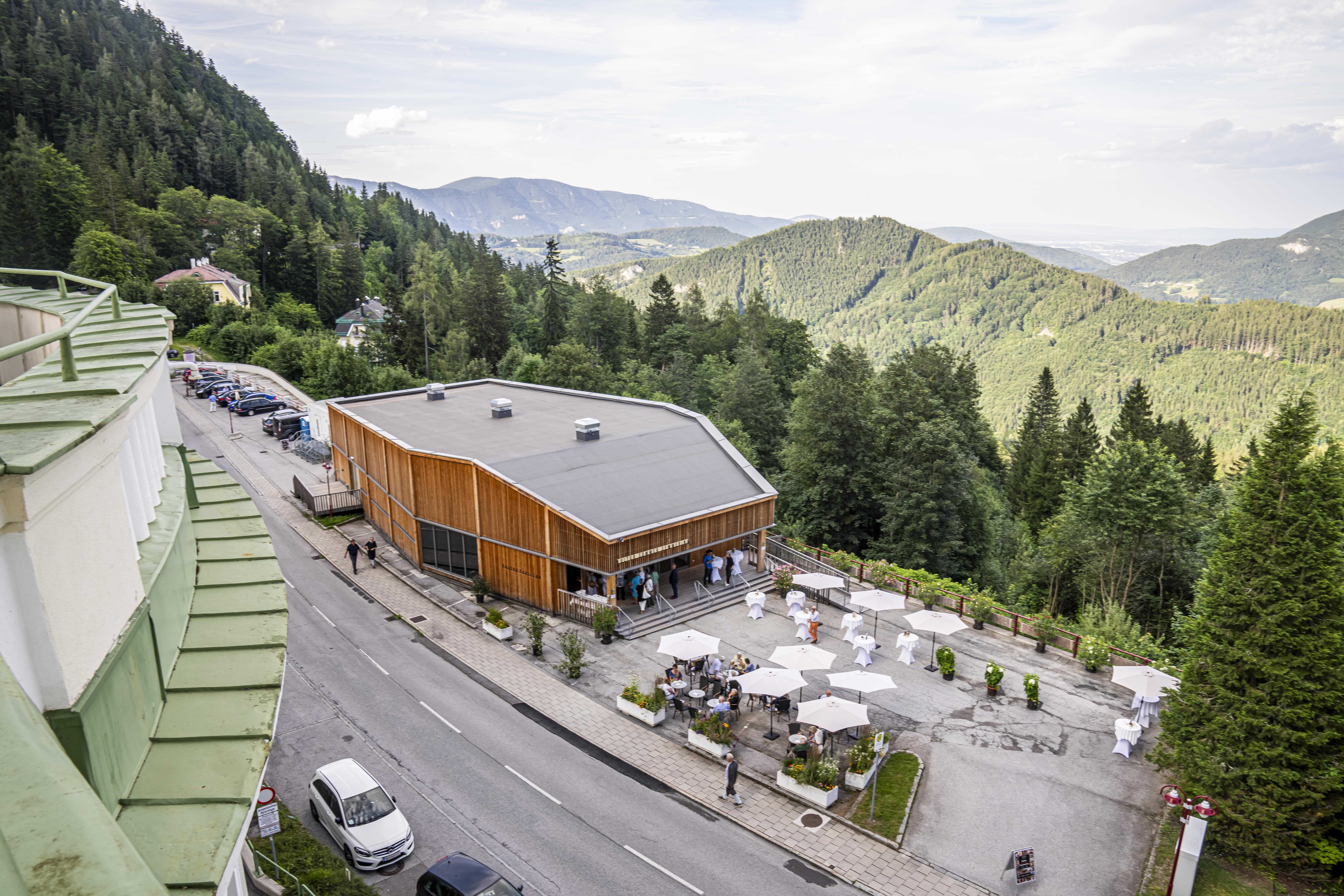 Drohnenansicht einer Kulturstätte aus Holz