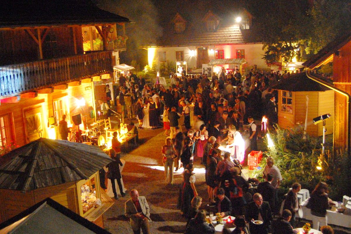 Nachtansicht im Steinschaler Dörfl, viele Menschen bei einem Fest