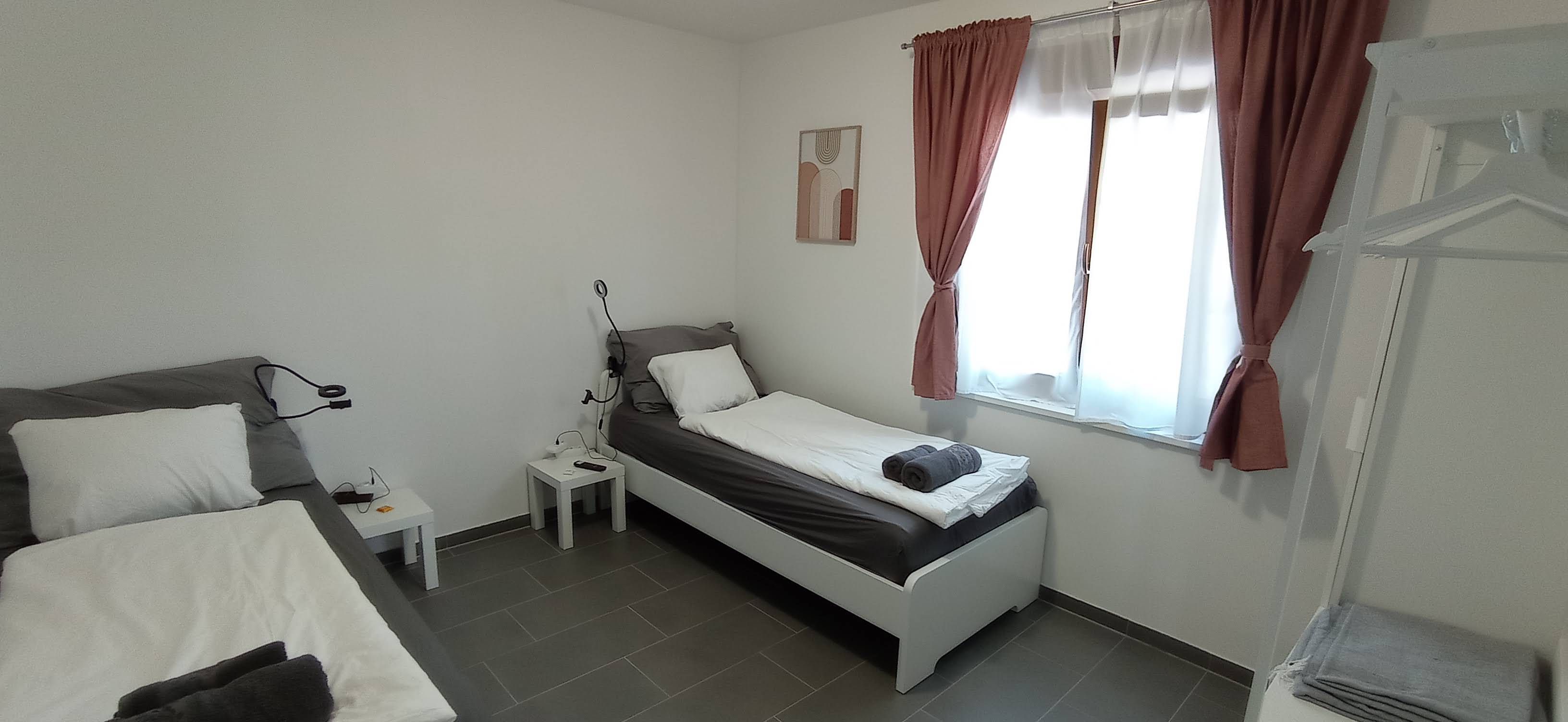 Doppelzimmer mit zwei getrennten Betten 