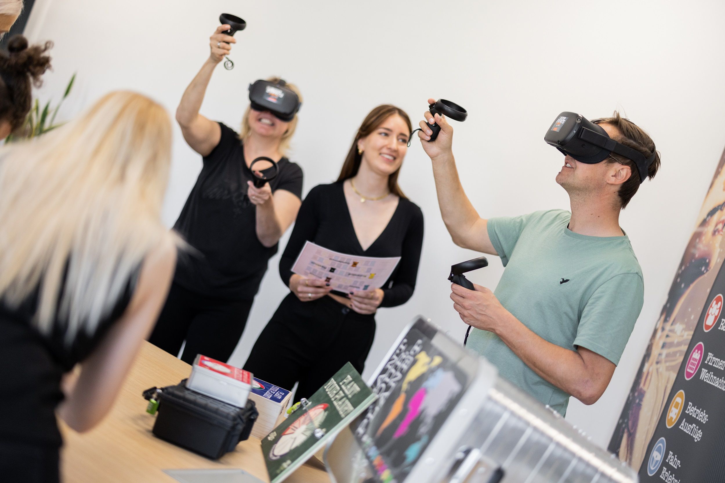 Eine Personengruppe bei einer Teambuilding Aktivität mit VR Brillen