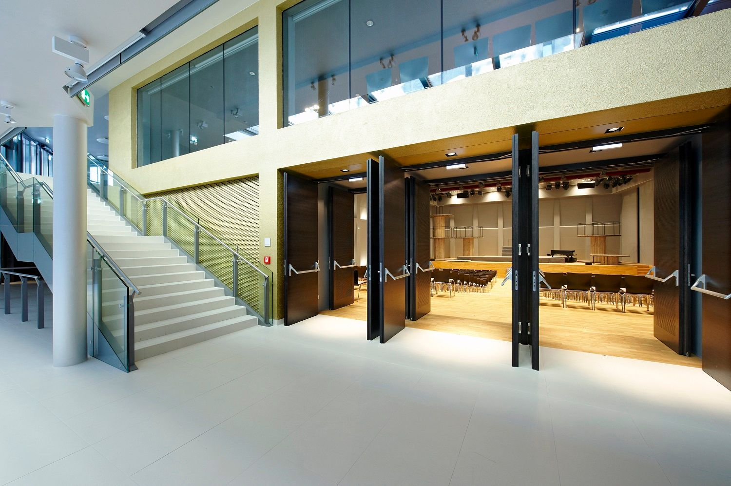 Moderner Innenbereich mit Treppe und offenem Saal.