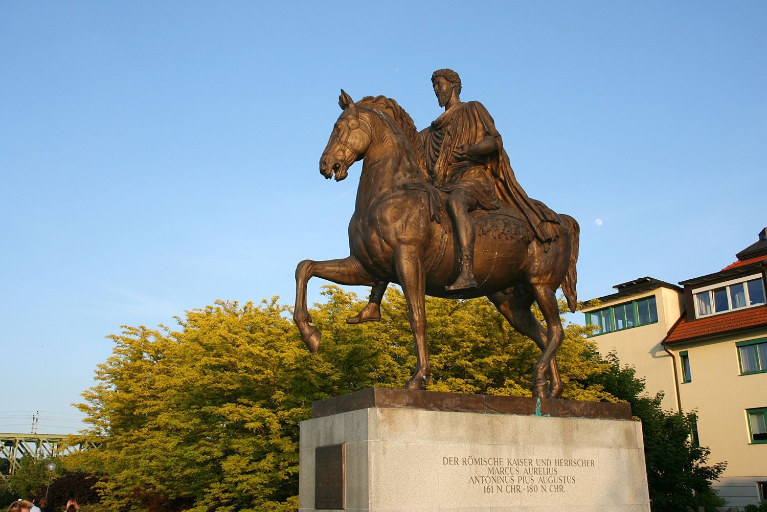 Reiterstatue von Marc Aurel auf einem Sockel vor blauem Himmel.