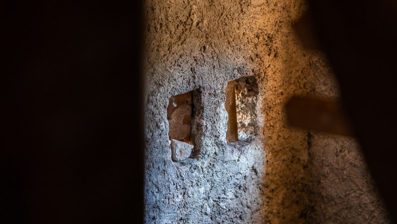 Nahaufnahme von Schie&szlig;scharten in einer Steinmauer der Wehrkirche Edlitz.