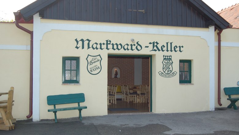 Eingang zum Markward-Keller mit Sitzb&auml;nken und ge&ouml;ffnetem Tor.