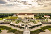 Außenaufnahme Schloss Hof mit Blick in den Garten, Barock 