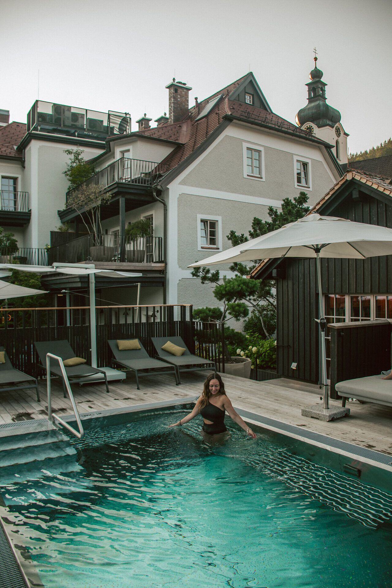 Ein erfrischendes Bad im glitzernden Pool umgeben von der malerischen Kulisse der Berge. Die sanften Wellen laden dazu ein, die Seele baumeln zu lassen und die Ruhe der Natur zu genießen. Hier wird der Sommer in den Bergen zum unvergesslichen Erlebnis.