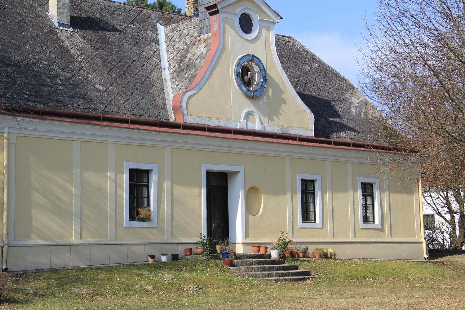 Historisches Gebäude mit gelber Fassade und Dachgaube in Groß Schweinbarth.
