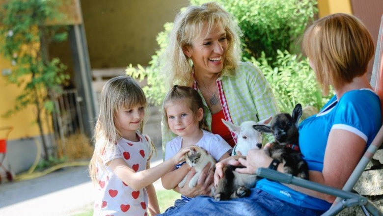 kerndlerhof_kinder_ziege_katze_-schwarz-koenigat, &copy; Doris Schwarz-Koenig