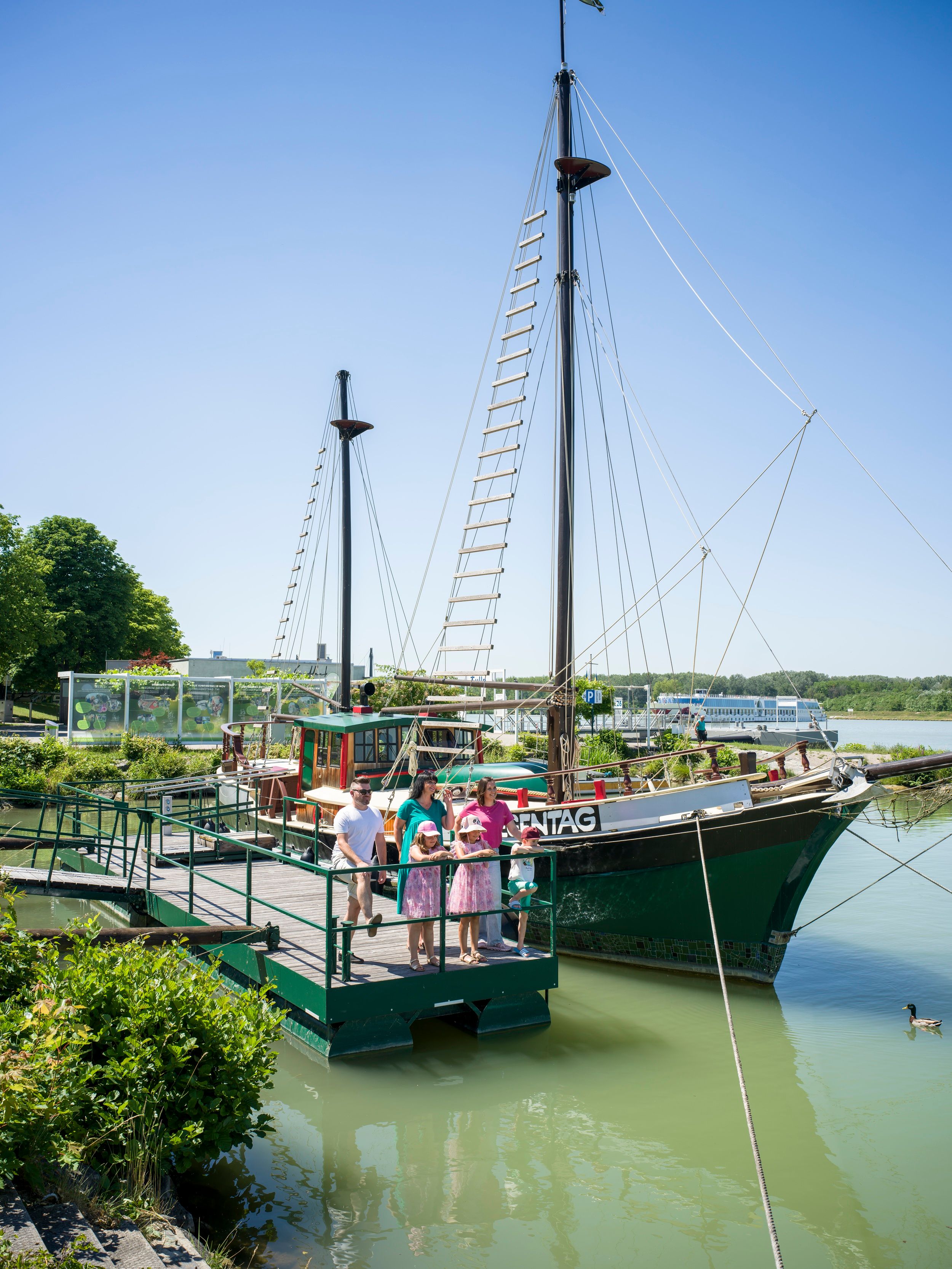 historisches Schiff mit Familie davor 