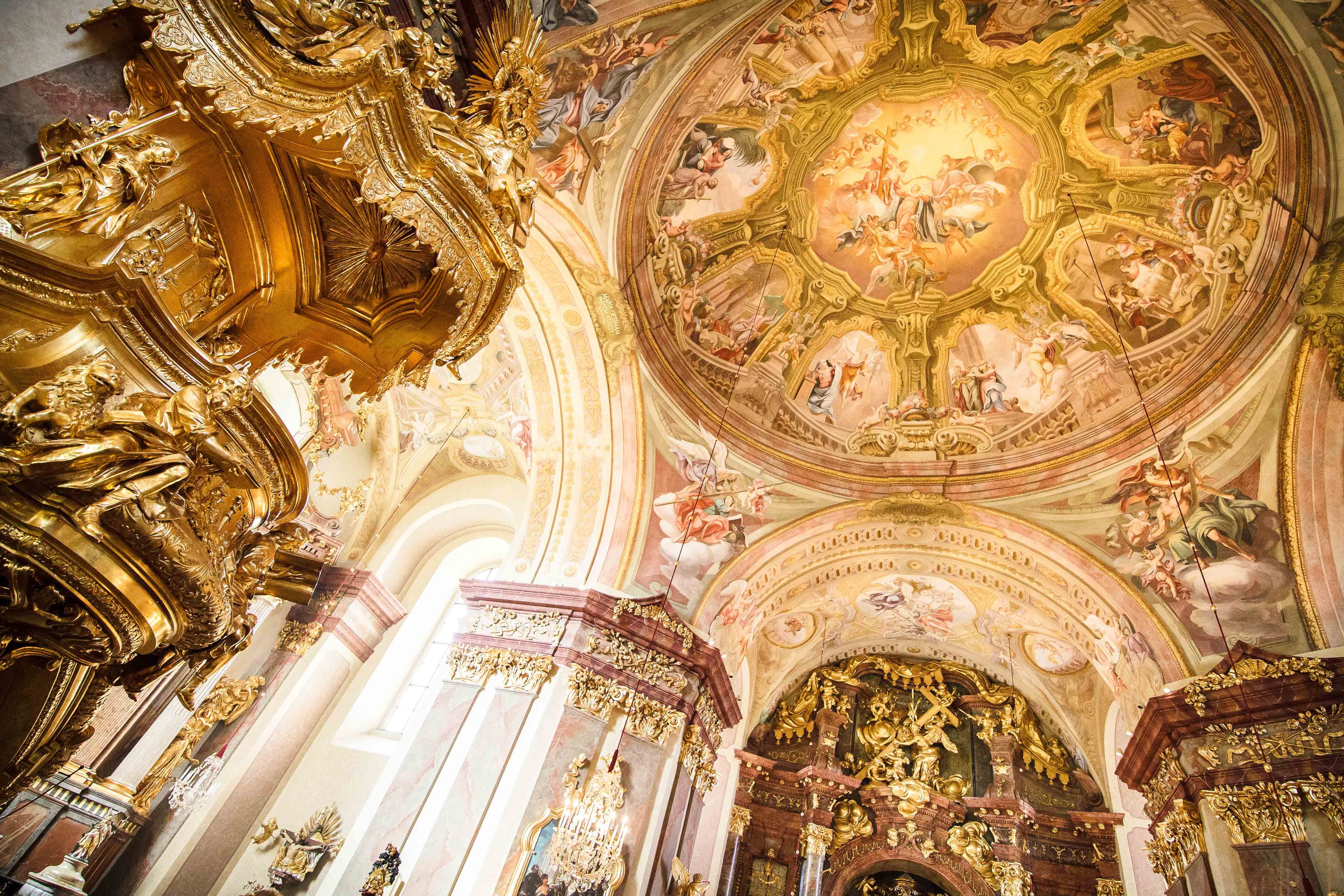 Innenansicht der Basilika Maria Taferl mit reich verzierten goldenen Elementen und Fresken an der Decke.