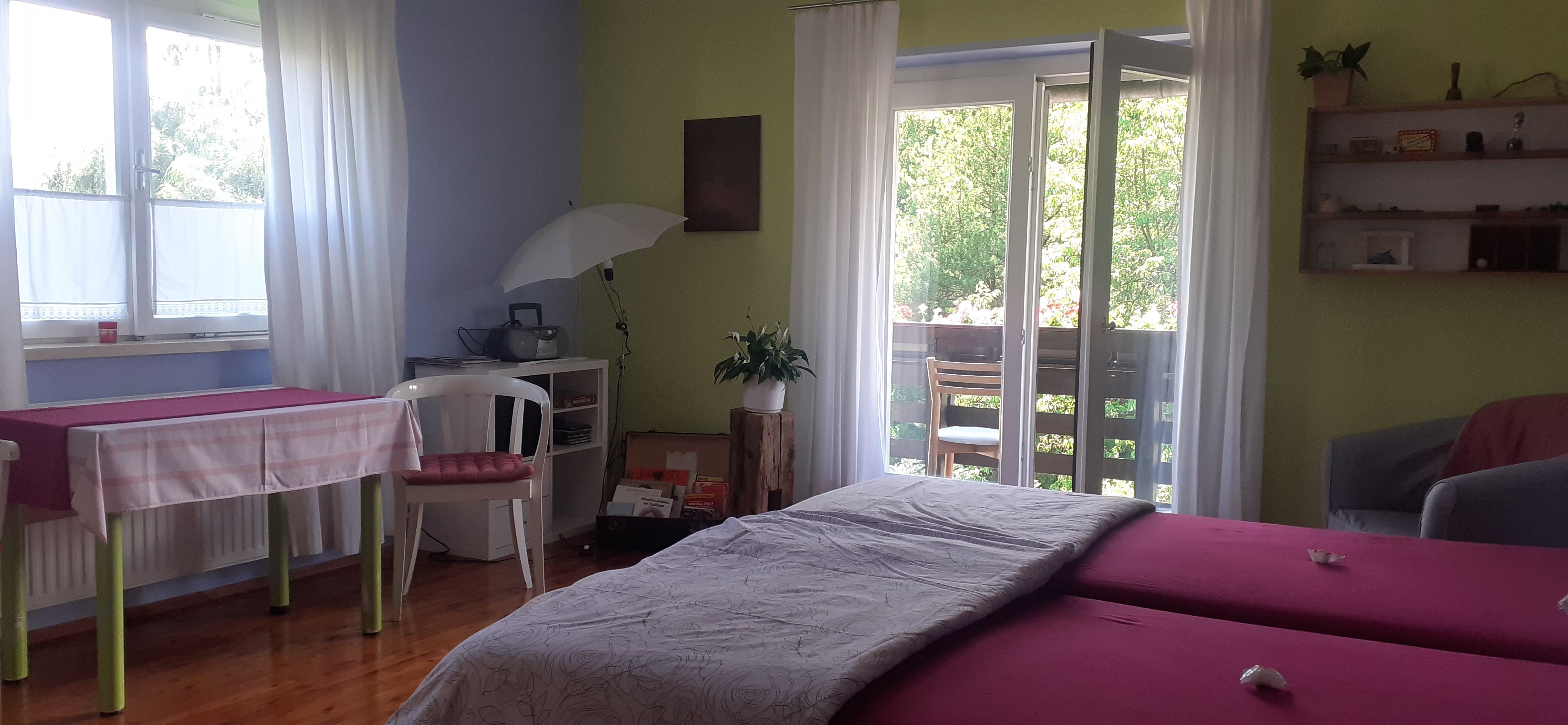 Gemütliches Doppelzimmer mit Balkon und Tageslicht.
