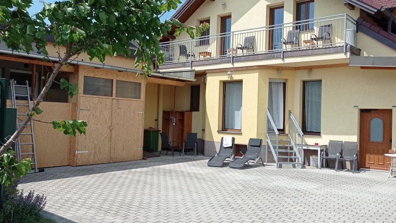 Haus von au&szlig;en mit gelber Fassade und Balkon