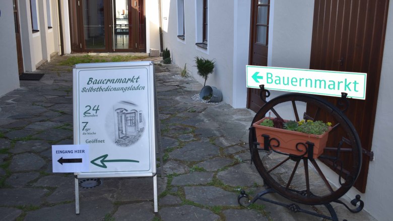 Eingang zum Hofladen in Maria Laach, &copy; Auer Milchhof