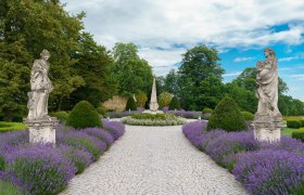 Garten mit Lavendel, Statuen und Obelisk im Stift Altenburg.