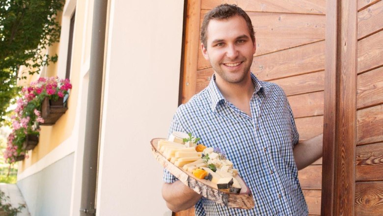 Johannes Bertl mit einer regionalen K&auml;seplatte, &copy; Wilhelmsburger Hoflieferanten