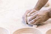 bemehlte Hände formen Brot