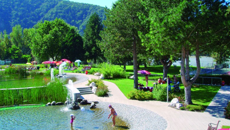 Freibad mit Naturteich, B&auml;umen und Liegewiese in D&uuml;rnstein.