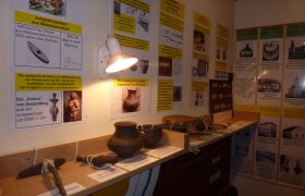 Ausstellung im Heimatmuseum mit arch&auml;ologischen Funden und Informationstafeln.