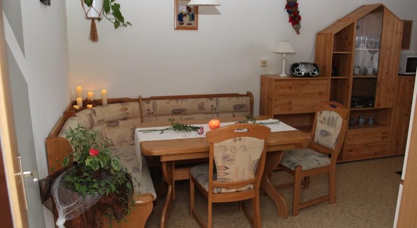 Gemütlicher Essbereich mit Holzmöbeln und Eckbank.