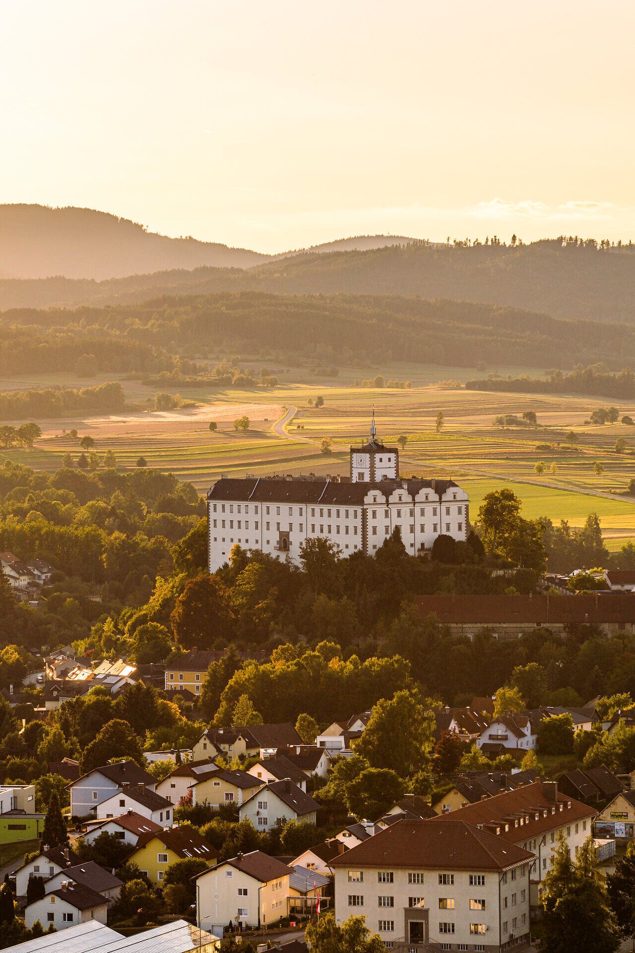 Schloss Weitra umgeben von Landschaft, Wald und unter dem Schloss die Altstadt Weitra