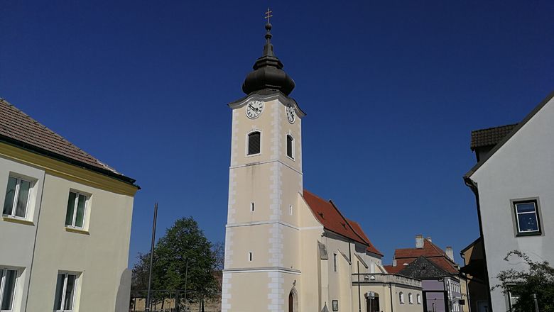 Pfarrkirche Rohrendorf mit blauem Himmel im Hintergrund.