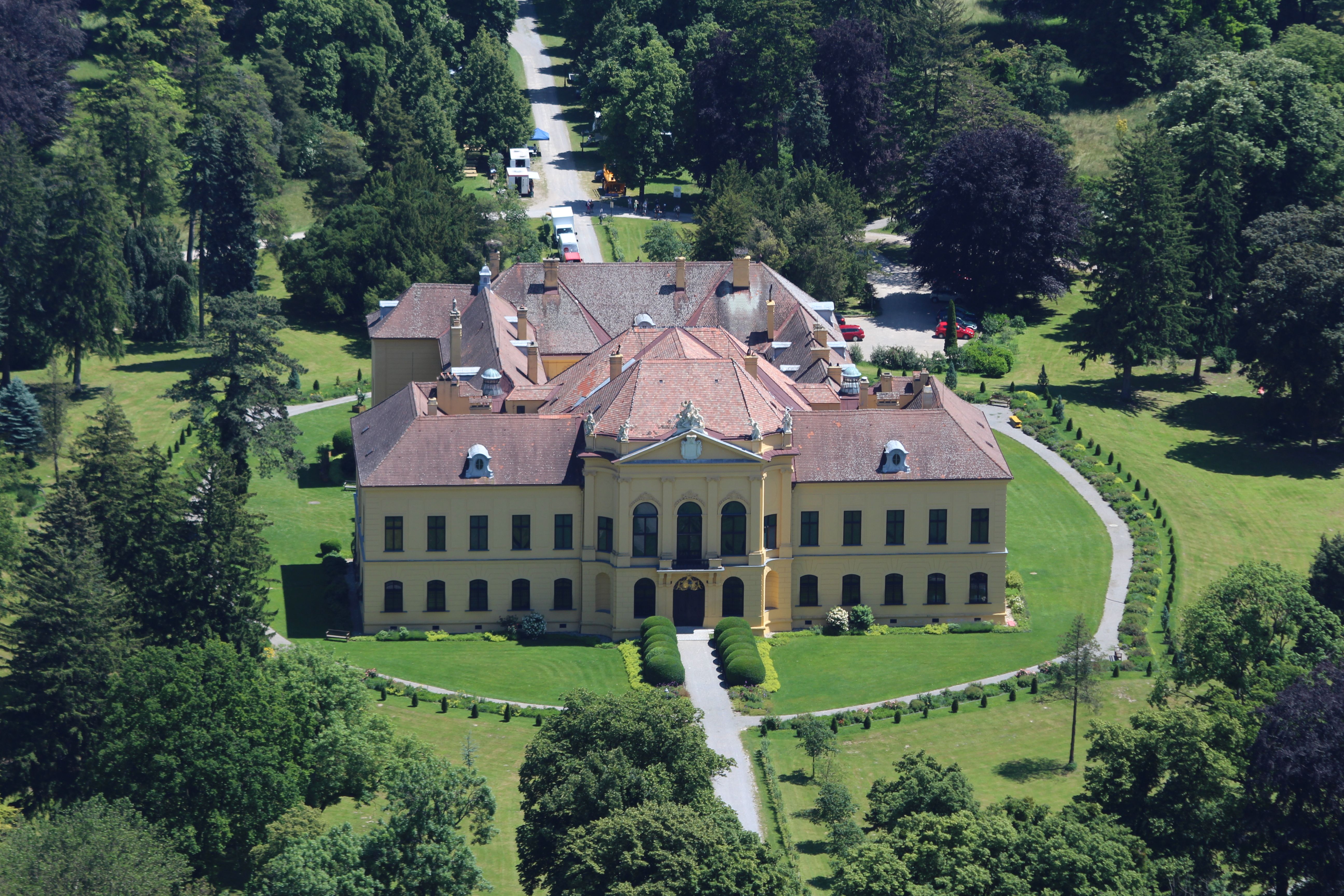 Luftbildaufnahme von Schloss Eckarstau