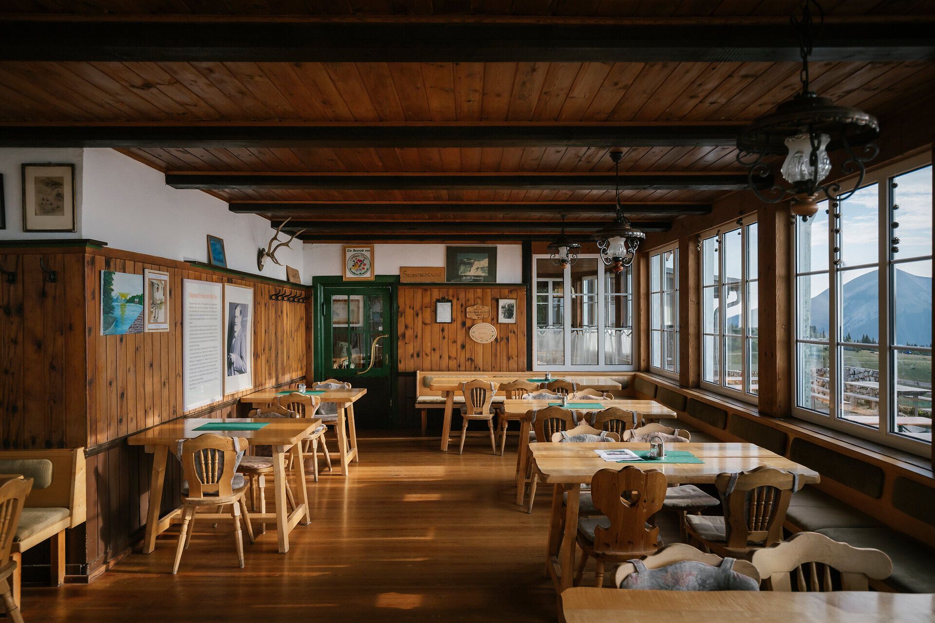 Holzvertäfelter Gastraum mit großen Fenstern im Ottohaus auf der Rax