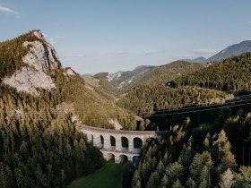 Blick auf ein Viadukt der Semmeringbahn