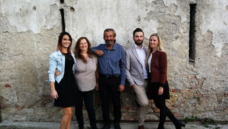 Familie Gisperg v.l.n.r.: Petra, Erika, Johann, Johann, Maria, &copy; Weingut Johann Gisperg