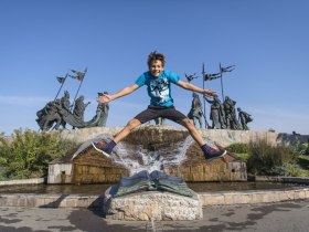Sportliches Kind vor dem Nibelungendenkmal Tulln, © Donau Niederösterreich - Kamptal-Wagram-Tullner Donauraum