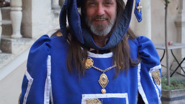 Person in mittelalterlicher Kleidung bei einem Ritteressen auf Schloss Rosenburg.