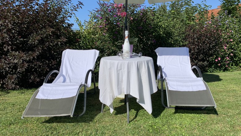 Sch&ouml;ner Garten mit Sitz- und Liegegelegenheiten, &copy; Mag. Marc Droll